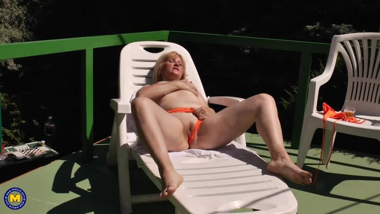 Mature.nl - Celine H. - Celine H. - Naughty Mature Slut Masturbating In The Warm Sun / 13.05.2021